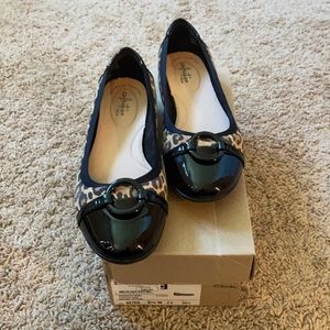Clarks • Gracelin Wind • Leopard, black patent leather ballet flat, US sz 8.5